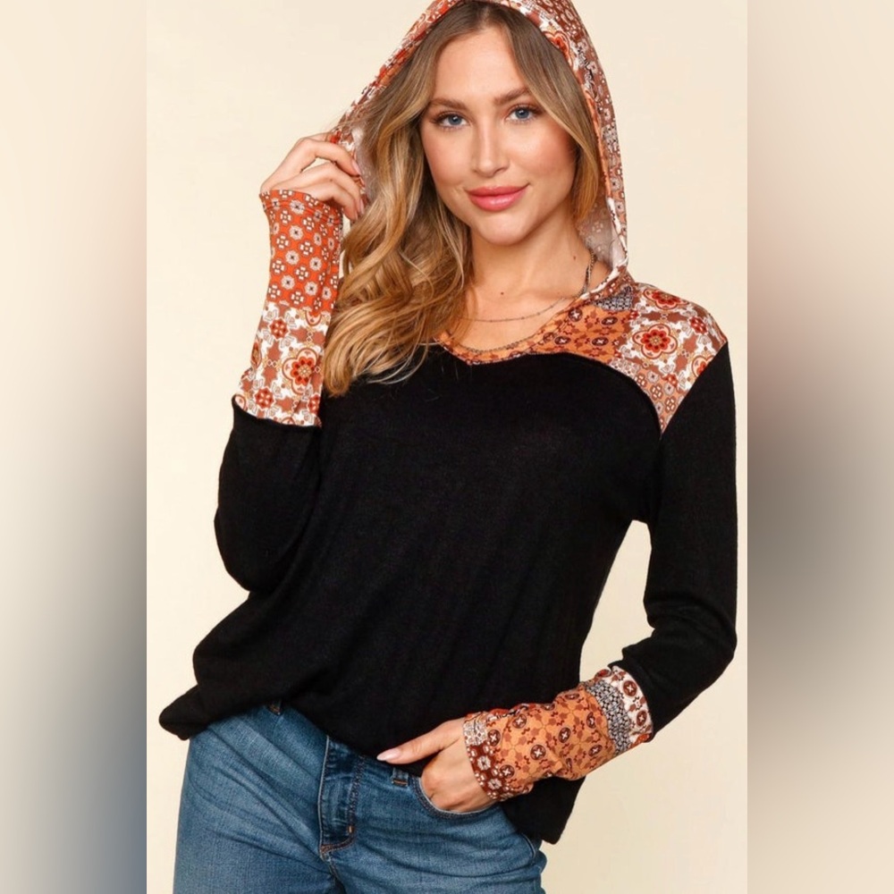 HAPTICS COLOR BLOCK LONG SLEEVE
KNIT TOP WITH HOODIE - SIZE MEDIUM